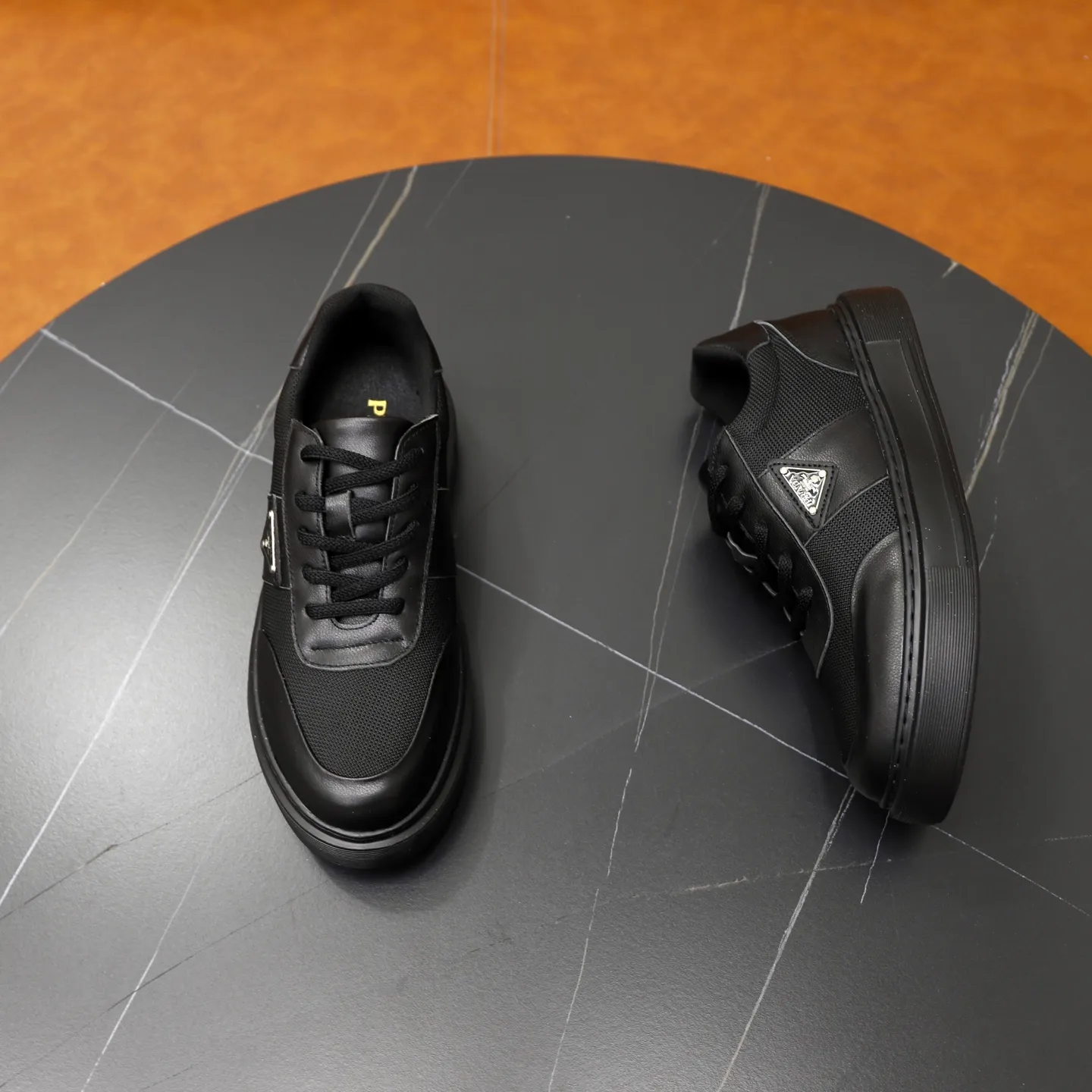 Ex-factory price: 462💰🙅‍♂️🙅‍♂️🙅‍♂️ Brand: PRADA Standard code: 38-44 (45 customized) Grade: Same as the official website Material: Original material splicing Comfortable and breathable lining Lightweight and wear-resistant sports outsole Style category: Men's fashionable casual shoes Running sneakers Distinguished luxury brand elements Top luxury Color: actual picture color